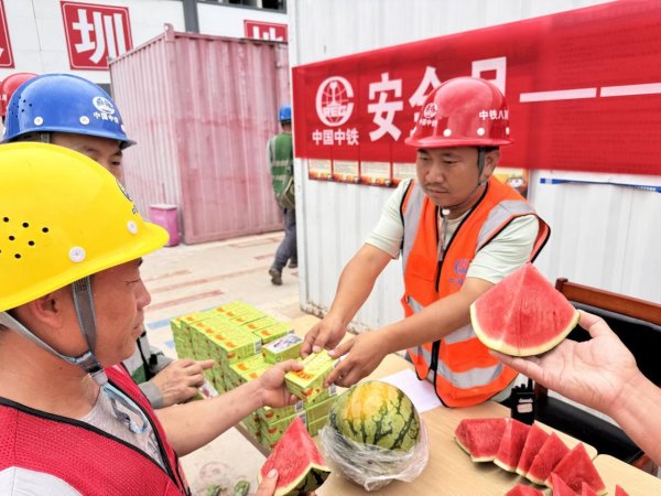 丰泰优配 深圳地铁22号线工地上开展安全宣传咨询活动