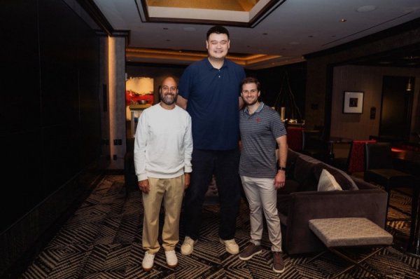 溢诚优配 姚明近日现身休斯敦 和火箭总经理斯通以及小费尔蒂塔合影