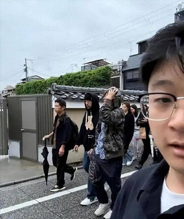 爱配配资 周杰伦日本街头照片流出，粉丝集体破防！