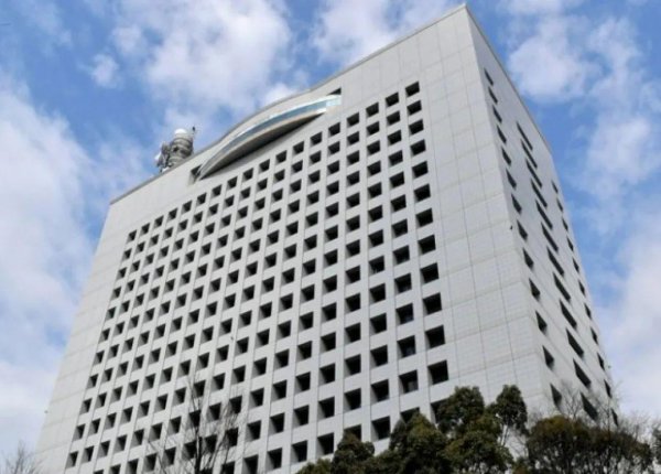 长江云配 亚冠比赛看台日本男子袭击中国观众致其骨折后逃离现场，被警方逮捕