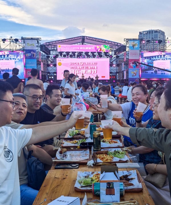 常盈股票 “吹着海风、喝着啤酒、听着音乐，很惬意！”金山城市沙滩音乐啤酒节开幕