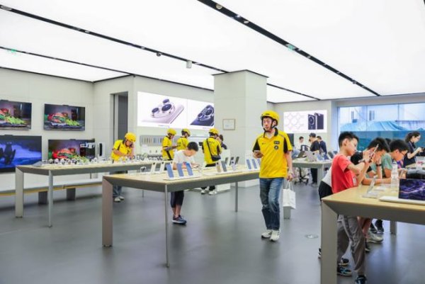 股神配资 华为新款三折叠手机今日开售，上海有消费者“闪购下单”10分钟尝鲜