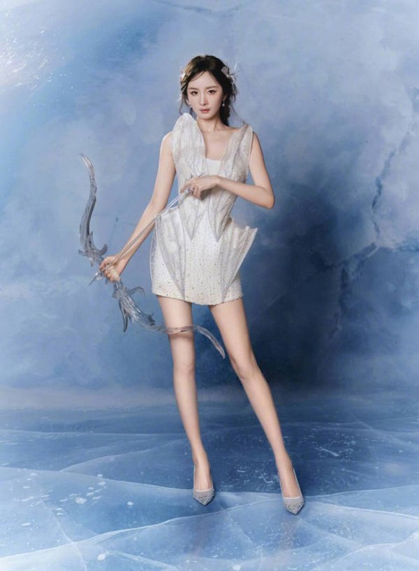 牛小散 杨幂穿连衣裙化身精灵神女 手握水晶弓又美又飒